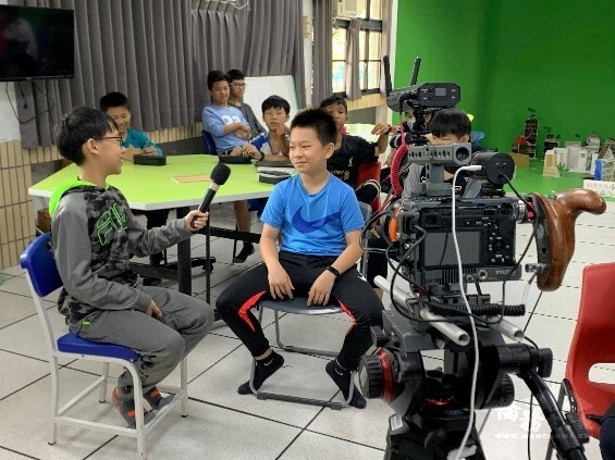 宜蘭縣北成國小媒體課，讓學生練習在鏡頭前訪問