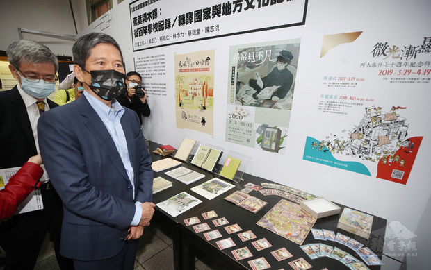 台師大26日舉行「台灣文化的記憶與轉譯」聯合計畫成果發表會，文化部長李永得（前）出席，在計畫主持人的導覽下參觀展覽。中央社提供