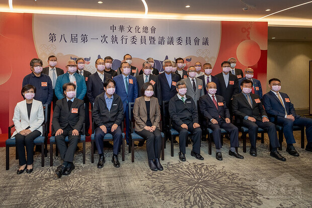 總統偕同副總統出席「中華文化總會第八屆第一次會員大會」，並與會員合影