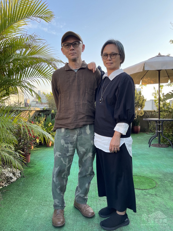 陳宏一魏瑛娟執導 揭大歡喜翻玩莎士比亞經典
電影「揭大歡喜」由導演陳宏一(左)與魏瑛娟(右)
共同編劇及執導,兩人改編文豪莎士比亞經典喜劇「皆
大歡喜」結合台灣知名地景與時空背景,打造出理想之
地「C門町」。(双喜提供)