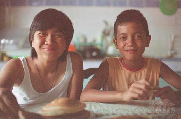紀錄片「海邊最後的夏天」由菲律賓導演VeniceAtienza（左）與台灣製片吳璠聯手打造，透過拍攝小男孩的日常生活，堆疊出成長的時間流逝感。（吳璠提供）