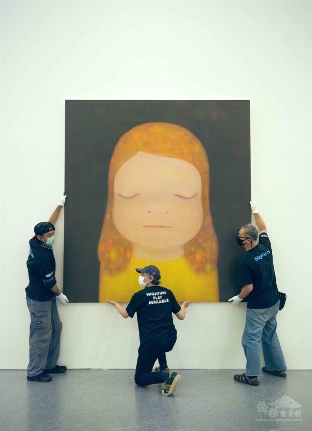 日本當代藝術家奈良美智特展12日將開展，奈良美智（中）也親自抵台布置展場，文總5日釋出他的工作照。（圖取自facebook.com/GACCTW）
