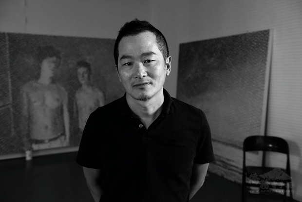 藝術家鄭君殿6日起將在台北推出個人展覽「時間的玫瑰」，他擅長以日常生活中所見為創作題材，透過特殊繪畫技法，展現超現實的概念。(中央社提供)