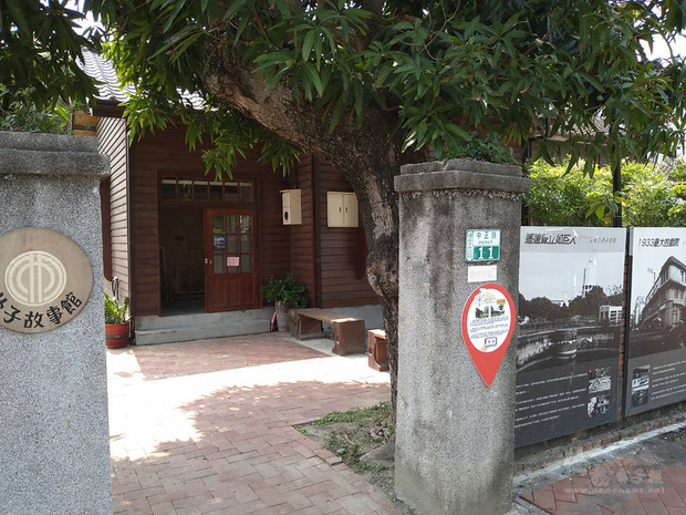 嘉義縣朴子日新文化協會2016年間在朴子水道頭文創聚落成立朴子故事館，整理蒐集明末至今漢人留存的大批文物，讓民眾了解朴子發展史，2020年底原要結束營業，在各界協助下轉型增設獨立書店，預計3月底營運。(中央社提供)