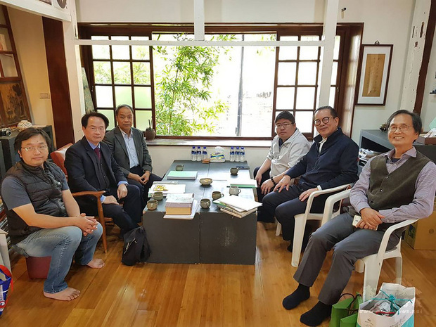 國史館長陳儀深（左2）、民進黨籍立委蔡易餘（右3）日前在嘉義縣文化觀光局長許有仁（右2）陪同下，前往參訪嘉義朴子故事館，肯定日新文化協會理事長陳俊哲（左）保存史料的努力。（陳俊哲提供）