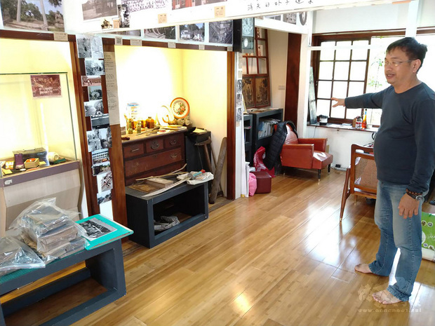 嘉義縣日新文化協會理事長陳俊哲11日表示，他不太會辦活動，朴子故事館年年虧損，所以去年底想結束營運，但在嘉市開獨立書店的友人建議及協助下，開啟轉型契機，轉而成立嘉義海區第一間獨立書店，預計3月底正式營運。