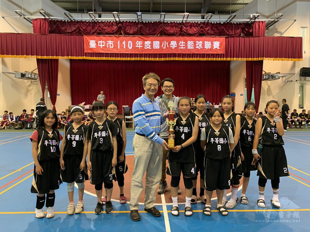 平等國小位於台中市和平區環山部落，地處台中、宜蘭交界，面對資源不足窘境，平等國小女籃隊小將憑藉爆發力與勇氣，取得台中市代表隊的資格，前進全國大賽，寫下創校105年來首度進軍全國的紀錄。（平等國小提供）