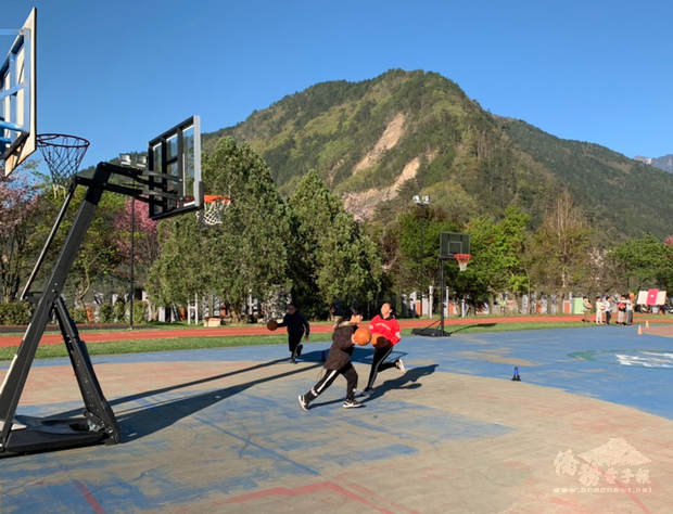 平等國小位於台中市和平區環山部落，地處台中、宜蘭交界，是台中市百年老校也是最偏遠的國小，校內只有一座球場。（平等國小提供）