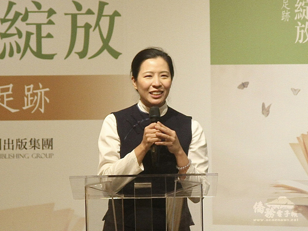 靜思書軒營運長蔡青兒近期出版「閱讀，讓希望綻放：靜思閱讀書軒足跡」一書，完整記錄2017年啟用第一間靜思閱讀書軒後，全台至今已有60多個鄉鎮、超過150間校園設立閱讀書軒的過程。（讀書共和國提供）