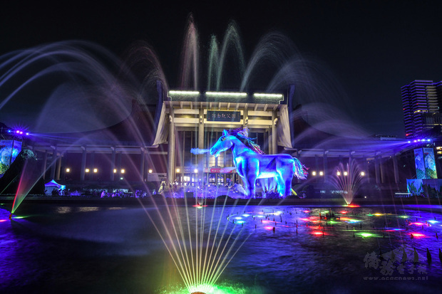 紙風車劇團客家親子劇「雨馬」行動劇版本27日在台北國父紀念館前廣場演出，展現台灣表演藝術豐沛能量。（紙風車劇團提供）