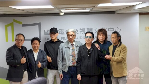 國家影視聽文化中心董事長藍祖蔚(左1)宣布正式啟動「油麻菜子」、「少年吔！安啦」及「乾隆遊西湖（把傳統留下來）」數位修復計畫。資深影人褚明仁(左2)、萬仁(左3)、倪重華(中)、高捷(右3)、伍佰(右2)、顏正國(右1)出席，回憶當年參與的趣事。