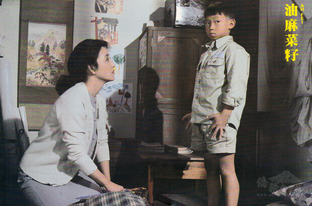 國家電影及視聽文化中心表示，為致敬已逝資深製
片張華坤對台灣電影史的奉獻，3部由張華坤製作的經
典作品將啟動數位修復計畫。圖為「油麻菜籽」劇照，
左為演員陳秋燕、右為顏正國。
（城市電影有限公司提供）