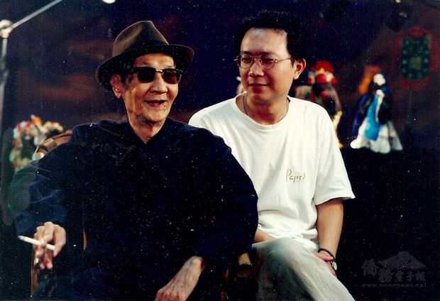 國家電影及視聽文化中心宣布，已故國寶布袋戲大
師李天祿（左）傳授掌中戲的紀錄片「乾隆遊西湖（把
傳統留下來）」將啟動數位修復計畫。右為導演劉議鴻
。
（劉議鴻提供）