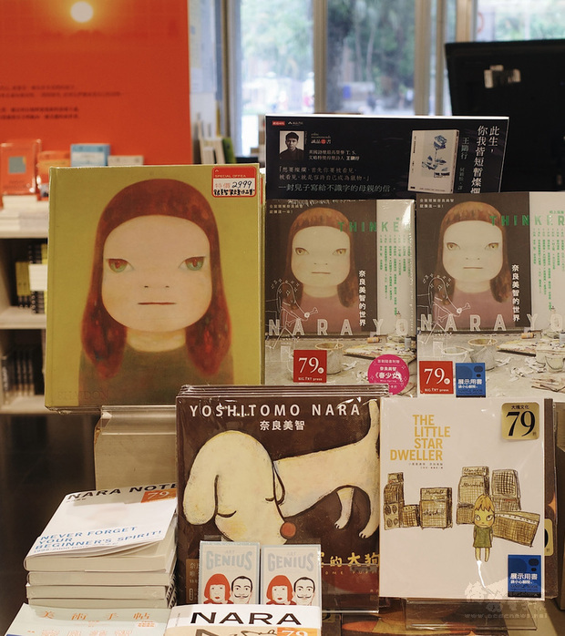 文化總會規劃的「春日晒書市集」,今年邀請誠品書店
首度來擺攤,帶來特價日本雜誌、精選日文型錄和奈良
美智周邊商品,彷彿置身日本的舊書攤街。(誠品書店
提供)