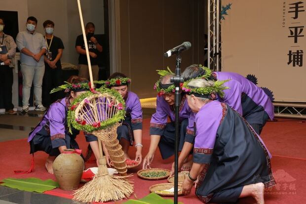 大武壠族-大滿舞團表演