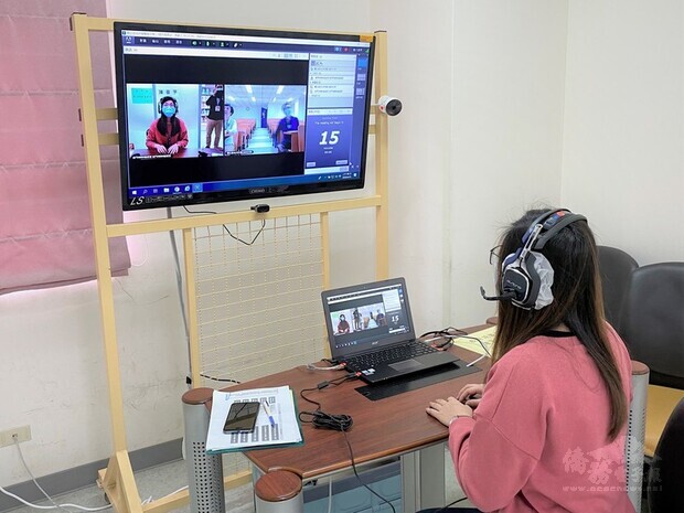 教育部於109學年度首度推動「大學個人申請入學招生
管道離島地區視訊面試試辦計畫」，110年擴大舉辦，
金門大學安排單人教室和資訊設備，確保連線品質和公
平。
（金門大學提供）