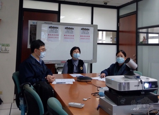 文化大學安排教師在會議空間與離島學生進行視訊面試
，雙方可透過螢幕看到彼此進行問答，考官可了解考生
的臨場反應、表情變化、眼神等小動作。
（文化大學提供）