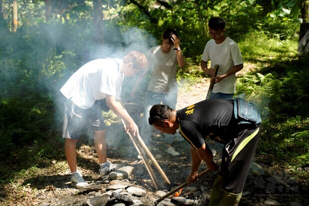 「A.B.O」團隊於臺東達魯瑪克部落，挖掘美味的「地悶食」