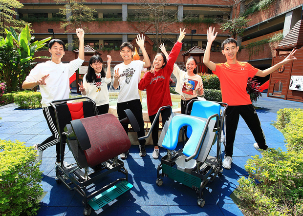 台北市私立復興實驗高級中學的學生團隊發明「多功能生活輔助裝置–電動升降馬桶坐墊、座椅」，可減輕使用者膝蓋的負擔，獲2021俄羅斯阿基米德國際發明展金牌。（中華創新發明學會提供）