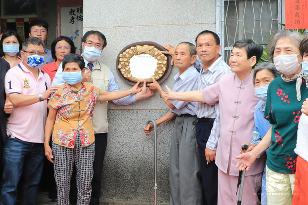 台南市長黃偉哲（中左）6日為列名台南市學術教育類歷史名人的「化石爺爺」陳春木故居掛牌，感謝「化石爺爺」開考古先河，促成豐富典藏供各界參觀研究，也期盼陳春木事蹟能被更多後代子孫記住。（台南市政府提供）