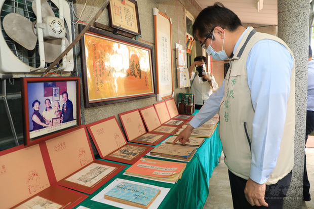 台南市長黃偉哲（右）6日為列名台南市學術教育類歷史名人的「化石爺爺」陳春木故居掛牌，並參觀陳春木家屬所收藏的相關文物。（台南市政府提供）