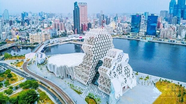 獨特的建築設計，加上位於高雄港灣旁， 讓「高流」不只被視為南方流行音樂文化新地標，更為「音樂築港」的城市發展目標，跨出成功第一步。（高雄市文化局提供）