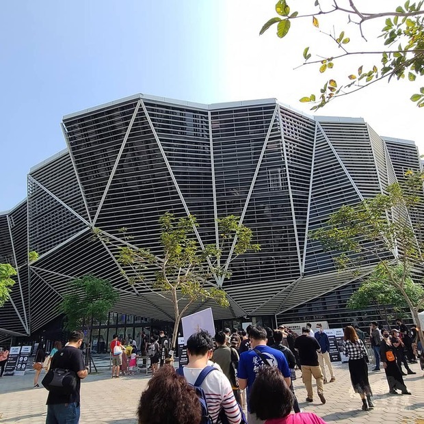 高雄流行音樂中心將完工啓月，高雄藝文環境又多了一處新亮點，搭配衛武營演出節目，可望為高雄城市行銷注入新活力。