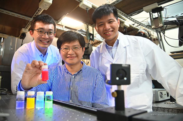 國立清華大學材料系教授林皓武（中）透過自行開發的噴霧合成法，指導博士生許博惟（左）、莊詠棠（右）研發出穩定性極高，還有自我修復能力的鈣鈦礦量子點。
