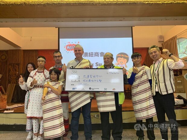 台北市澳洲紐西蘭商會單車環島公益活動日前來到花蓮,並在秀林鄉達基力部落的社區據點與家扶孩子們共同舉辦「慈善捐贈暨文化交流活動」,捐贈花蓮家扶中心新台幣19萬5000元。