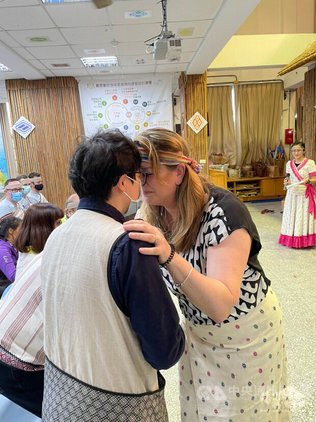 台北市澳洲紐西蘭商會單車環島公益活動日前來到花蓮,並在秀林鄉達基力部落的社區據點舉辦「慈善捐贈暨文化交流活動」,紐西蘭貿易發展中心處長魏緹娜是毛利族人,她以「碰鼻禮」與太魯閣族人打招呼。