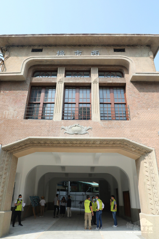 始建於日治時期明治年間的西市場,涵蓋本館、原台南州青果同業組合香蕉倉庫、外廓賣店共3棟建築,是當時南台灣最具規模的現代化市場,歷時3年半修復完工,讓這座地標得以存續,同時見證台南市集的轉型。(台南市政府提供)