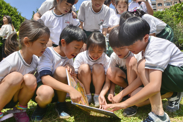 「2021新北閱讀節」17日在台灣圖書館創意廣場啟動，現場並發表「新北地圖繪本」，永和頂溪國小學童現場翻閱，開心指出「我家住在這裡」。