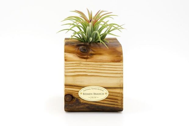 臺博館利用鐵道部的舊木料製作「多功能盆器」