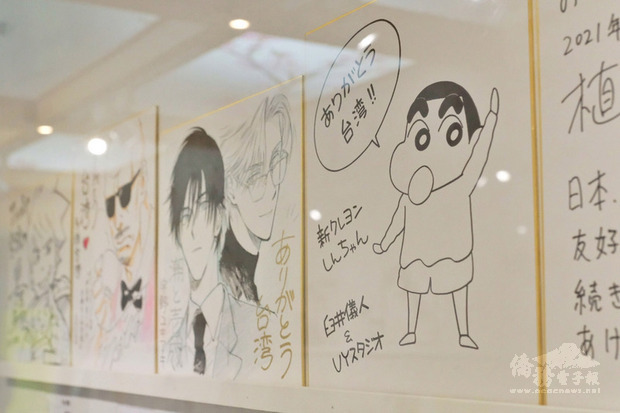 桃園市政府與日本台灣交流協會共同舉辦「漫遊桃園－台日友情插畫展」，近日在桃市府市政大樓展出，呈現日本漫畫家繪製的感謝簽名板。