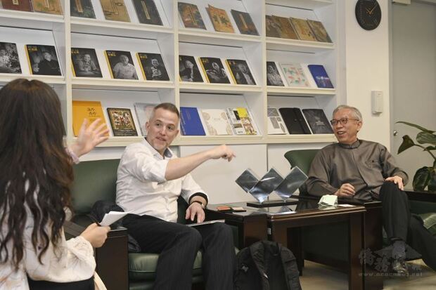 國美館梁永斐館長(右)與加拿大駐臺辦事處呂明銳處長熱絡討論