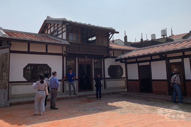 台南市代辦文化部私有老建築保存再生計畫,鹽水月津詩社蔡和泉故居已近完工,未來將成為「月之美術館」展覽空間之一。(台南市文化局提供)