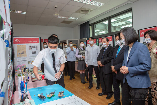 總統出席「新民高中85週年校慶慶祝大會」,參觀教學成果展