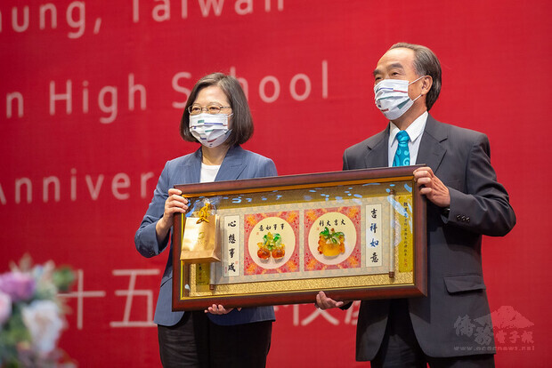 總統頒發新民高中「服務滿40年資深教師獎」