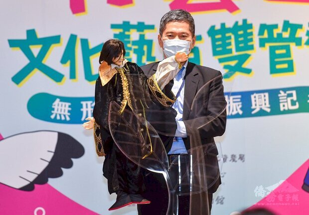 文化部舉辦「打藝苗—文化藝苗 雙管齊下」無形文化資產振興記者會,金鷹閣電視木偶劇團到場演出,邀請文化部長李永得一同操偶。