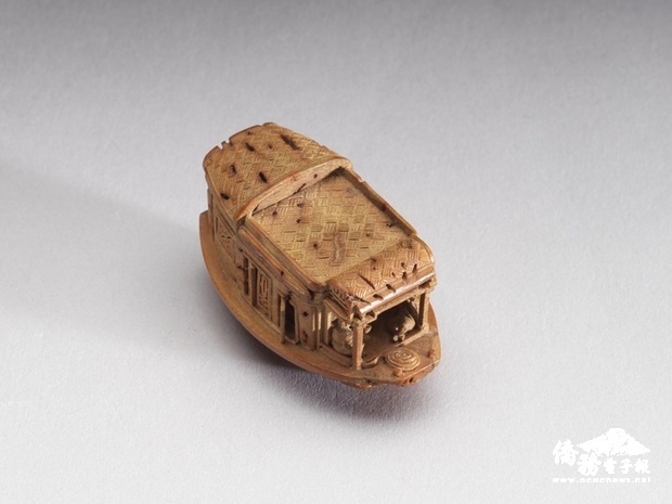 故宮南院人氣國寶展展出清陳祖章「雕橄欖核舟」，文物底部細刻詩人蘇軾的作品「後赤壁賦」。（故宮南院提供）