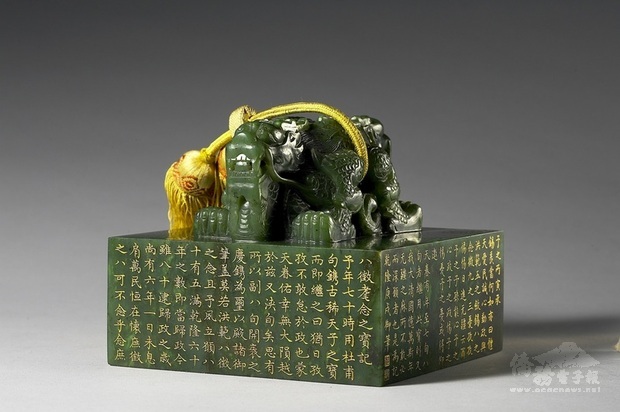 故宮南院人氣國寶展展出乾隆書畫藏印「古稀天子之寶」、「八徵耄念之寶」碧玉璽（圖），「八徵耄念之寶」是乾隆慶賀80大壽所刻。（故宮南院提供)