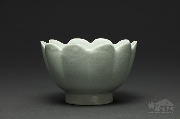 故宮南院人氣國寶展廳器物、書畫展件全面換新，展出「北宋汝窯青瓷蓮花式溫碗」等，汝窯擁有「青瓷之魁」美譽，所展出的蓮花溫碗是同型器中，目前唯一傳世品。（故宮南院提供）