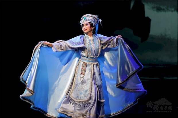 薪傳歌仔戲劇團為慶祝成立三十週年，特別重製早年內台時期的宮庭歷史戲「王昭君」，以「昭君 丹青怨」全新面貌呈現在觀眾眼前，由薪傳當家小旦張孟逸詮釋王昭君的一生。(薪傳歌仔戲劇團提供)