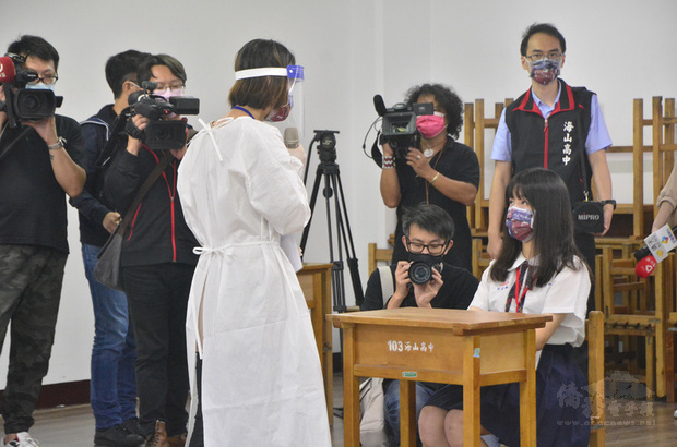 新北市府教育局強化國中會考防疫作為,在海山高中演練發燒考生的動線流程,遇到發燒考生將啟用備用試場(圖)由監試委員全程穿隔離衣監試。