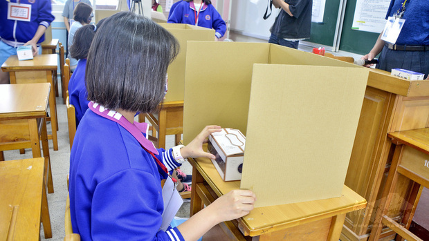 新北市府教育局在海山高中進行國中會考防疫演練,市府特別製作用餐隔板,每一名考生都必須回到原考場教室,洗手後在座位上以隔板用餐。