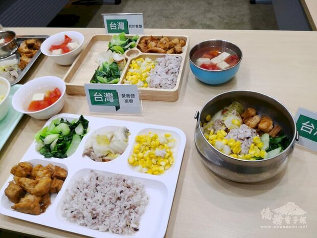 多個民間團體成立學校供餐法推動平台，參考日、韓學校之營養午餐經驗，在母親節前夕推出台灣首部民間版「學校供餐法」專法