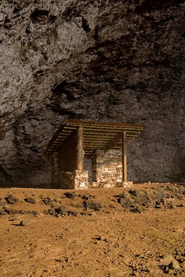 黃奕捷與廖烜榛兩位藝術家特別打造「小屋」，還原1951年第一批登島受難者以老咕石、茅草為自己搭建「監獄」的經歷。(人權館提供)