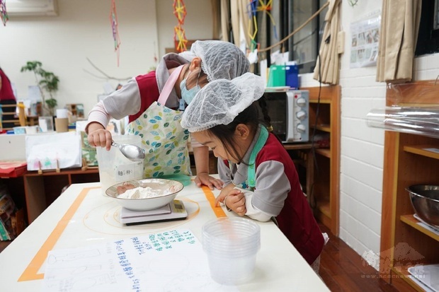 宜蘭縣羅東鎮北成國民小學附設幼兒園-我們要一起做PIZZA！麵糰怎麼發酵成功也是一門大學問喔！