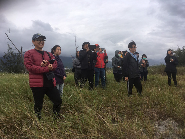 美術指導周志憲(左)與導演魏德聖(前右)繼「賽德克.巴萊」後,再度在「臺灣三部曲」合作,要從零到有重現400年前西拉雅族生活樣貌。(米倉影業提供)