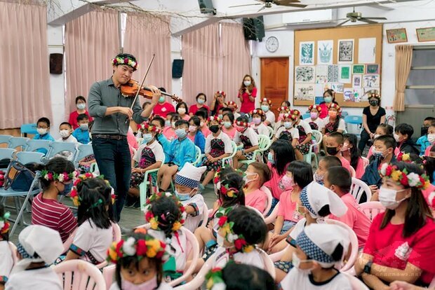 小提琴家陳銳前進台東花環南王Puyuma花環實驗小學，和卑南族小朋友互動熱烈。(NSO提供)